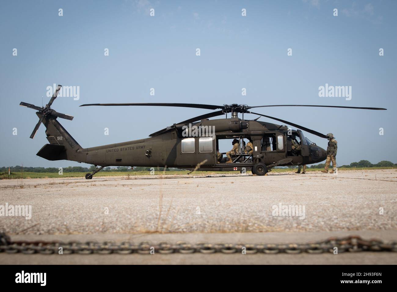 Les soldats de la garde nationale du Nebraska G Co., 2-135e Bataillon de soutien général de l'aviation préparent un hélicoptère UH-60 Blackhawk pour une mission de lutte contre les incendies avant de quitter l'installation de soutien de l'aviation de l'Armée à l'aéroport de Lincoln, le 6 août 2021.(É.-U.Photo de la Garde nationale aérienne par Jamie Titus, un homme d'aviation principal) Banque D'Images