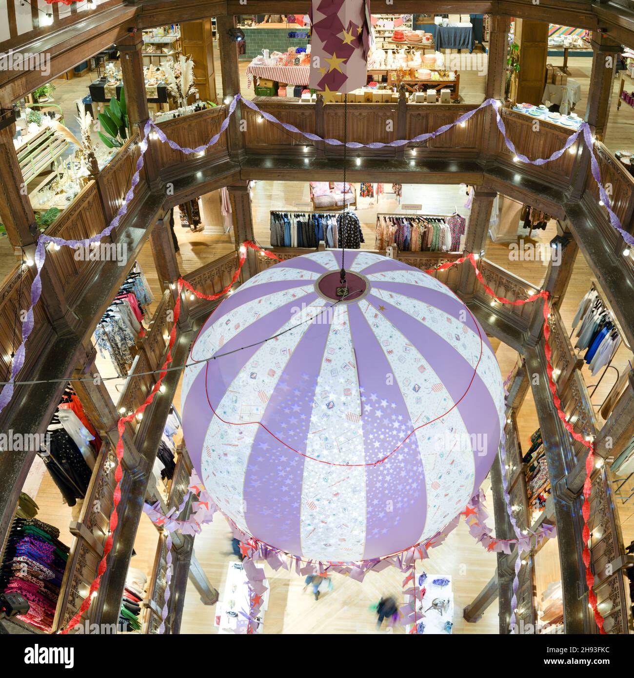 Vue de haut en bas d'une décoration de montgolfière suspendue géante au magasin Liberty de Regent Street pour les amateurs de Noël, Londres Angleterre Royaume-Uni Banque D'Images