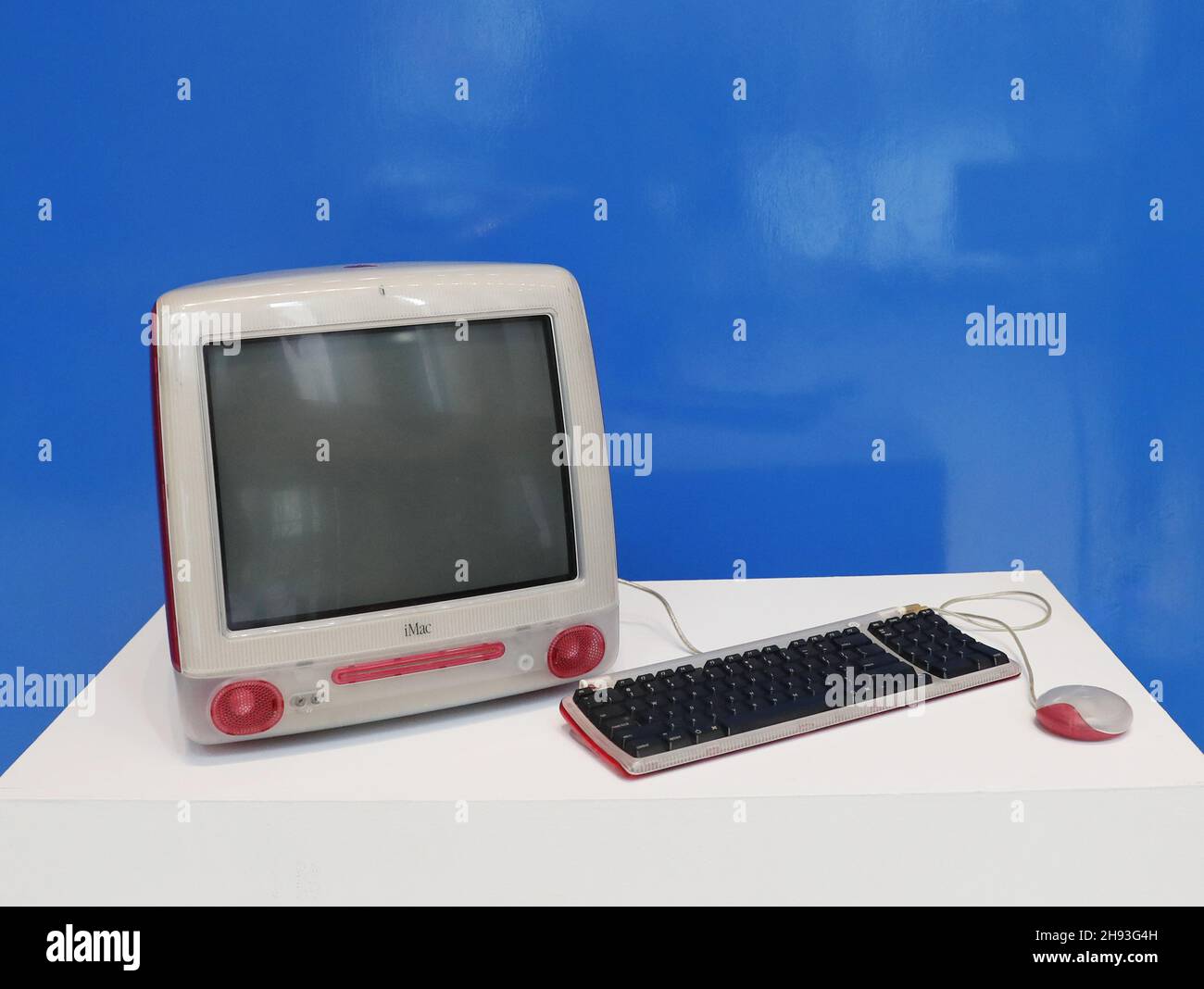 New York, États-Unis.03ème décembre 2021.Un iMac Strawberry Apple Computer Inc., 2000, l'iMac personnel de Jimmy Wales utilisé dans la création de Wikipedia, est exposé à Christie's à New York le vendredi 3 décembre 2021.Photo de John Angelillo/UPI crédit: UPI/Alay Live News Banque D'Images