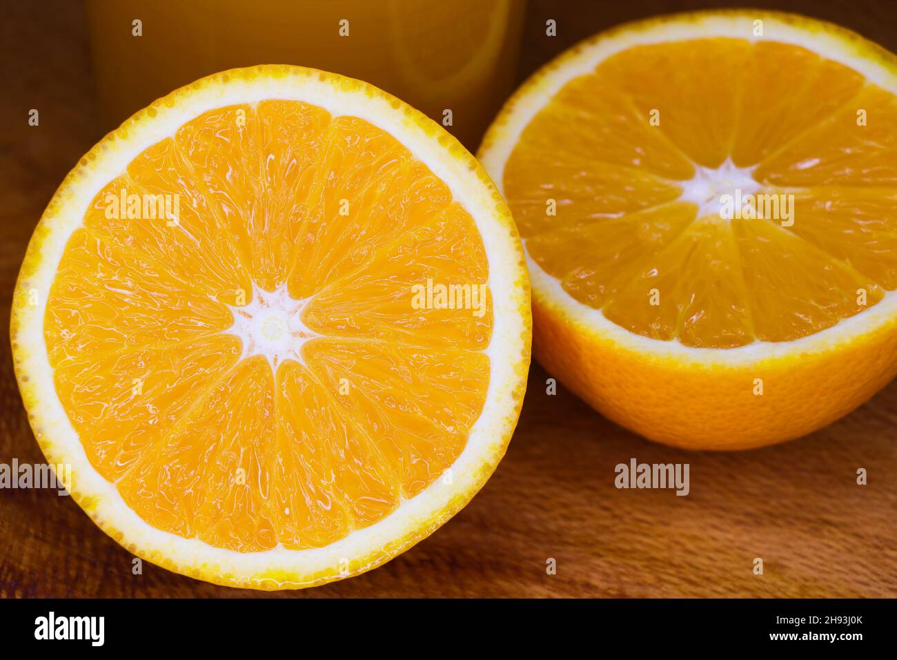 Orange de Valence en tranches fraîches sur bois (Citrus x sinensis) Banque D'Images