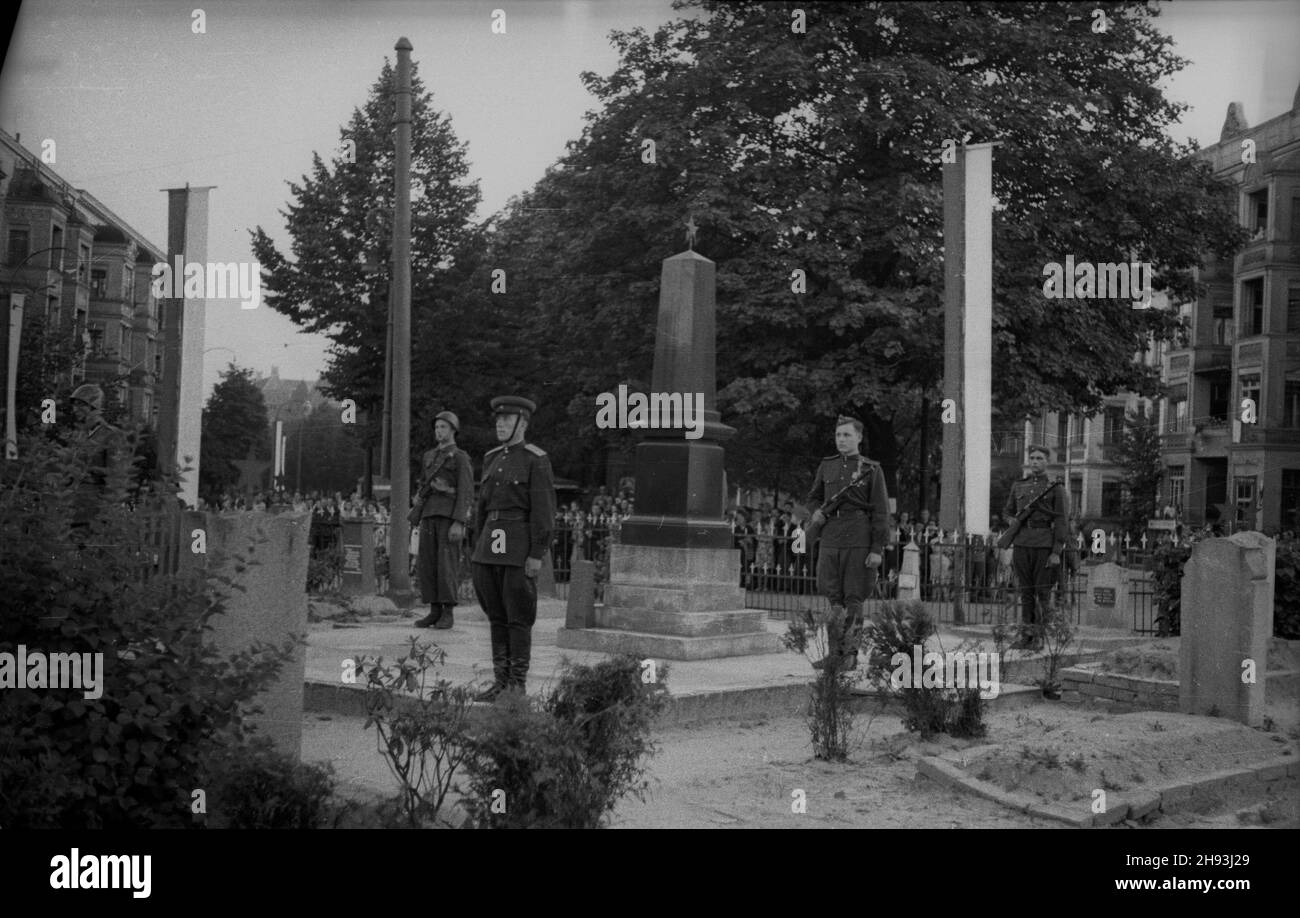 Szczecin, 1947-06.Ods³oniêcie pomnika poœwiêconego pamiêci poleg³ych ¿o³nierzy Armii Czerwonej, przy placu Lenina (plac Sprzymierzonych), widoczny pocz¹tkowy fragment alPiastów.Ceremonia stanowi³a jedn¹ z uroczystoœci towarzysz¹cych obchodom Œwiêta Morza.warta honorowa przy pomniku. po/mgs PAP Dok³adny dzieñ wydarzenia nieustalony.Szczecin, juin 1947.Dévoilement du monument aux soldats de l'Armée rouge déchue sur la place Lénine (place Sprzymierzonych).La cérémonie a accompagné les célébrations du jour de la mer.Photo : garde d'honneur au monument. po/mgs PAP Banque D'Images