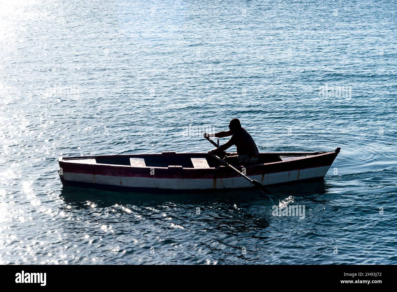 Personne rasant un bateau en mer.Salvador, Bahia, Brésil. Banque D'Images