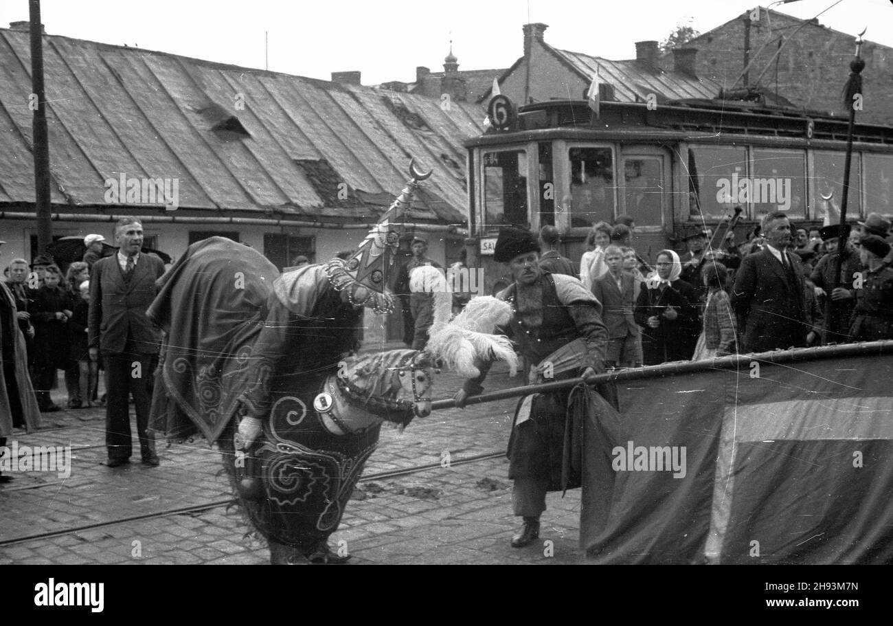 Cracovie, 1947-06-13.Pierwszy po wojnie obchód Lajkonika.Tradycyjnie rozpoczyna siê W klasztorze sióstr Norbertanek na Zwierzyñcu, nastêppnie pochód kieruje sina ê Rynek G³ówny.NZ.Lajkonik oraz jego chor¹¿y z chor¹gwi¹ na Zwierzyñcu. ps/ms PAPCracovie, le 13 juin 1947.La première après la deuxième Guerre mondiale par Lajkonik, un homme dans le déguisement de Tartar, commençant traditionnellement sa visite des rues des Nuns de Saint-Norbert dans le district de Zwierzyniec.Lajkonik est suivi jusqu'au marché principal.Photo : Lajkonik et son associé avec un drapeau. ps/ms PAP Banque D'Images