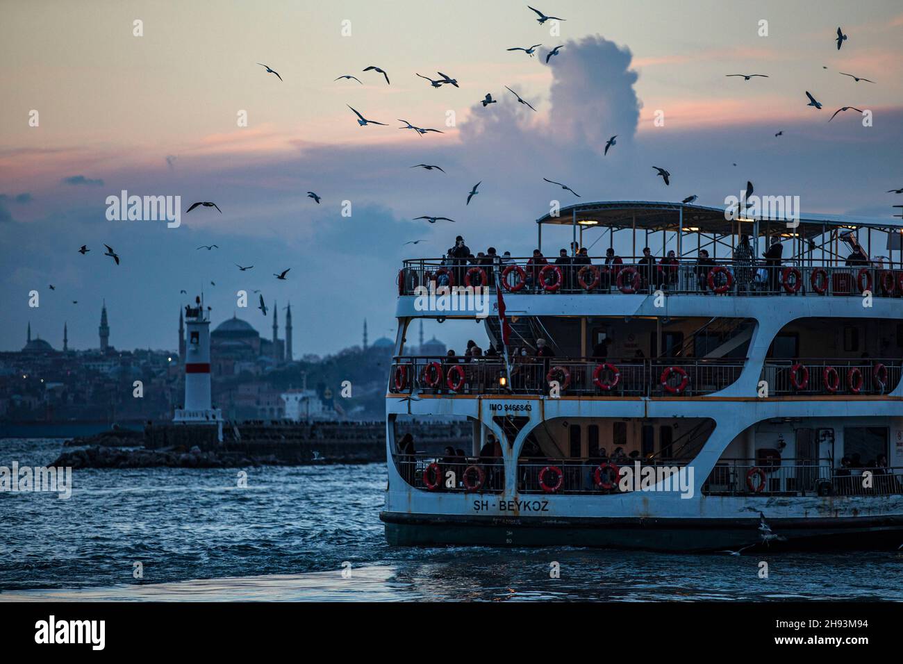 Istanbul, Turquie.03ème décembre 2021.Ferry des lignes de la ville vu au départ de la jetée de Kadikoy.Crédit : SOPA Images Limited/Alamy Live News Banque D'Images