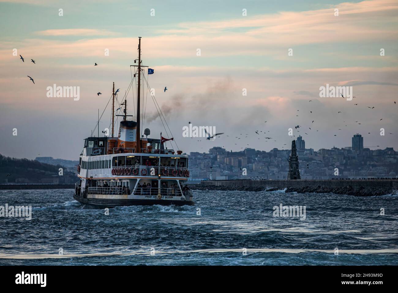 Istanbul, Turquie.03ème décembre 2021.Les lignes de ferry partent en direction de l'embarcadère d'Eminonu.Crédit : SOPA Images Limited/Alamy Live News Banque D'Images