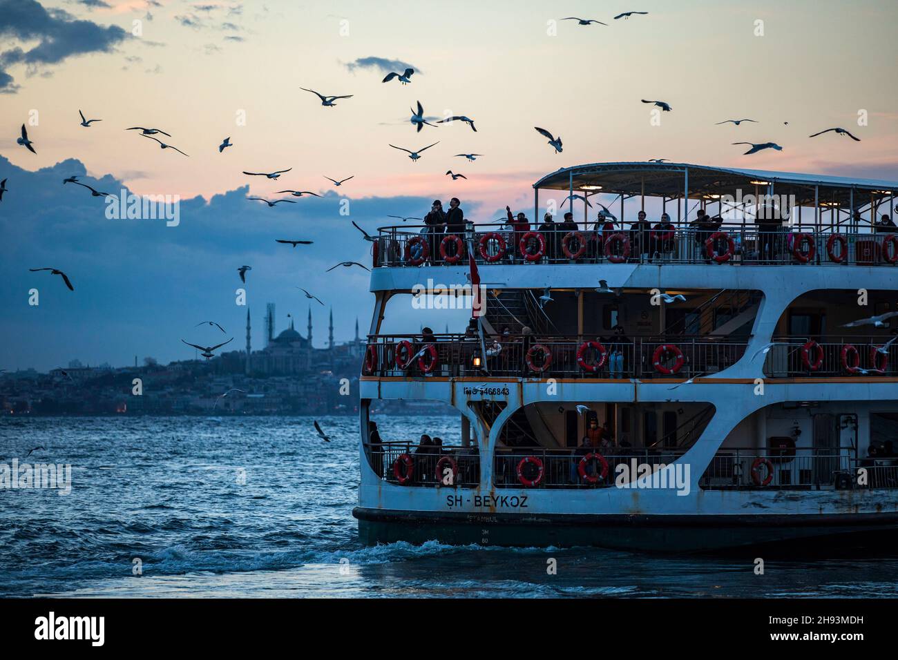 Istanbul, Turquie.03ème décembre 2021.Ferry des lignes de la ville vu au départ de la jetée de Kadikoy.(Photo par Onur Dogman/SOPA Images/Sipa USA) crédit: SIPA USA/Alay Live News Banque D'Images