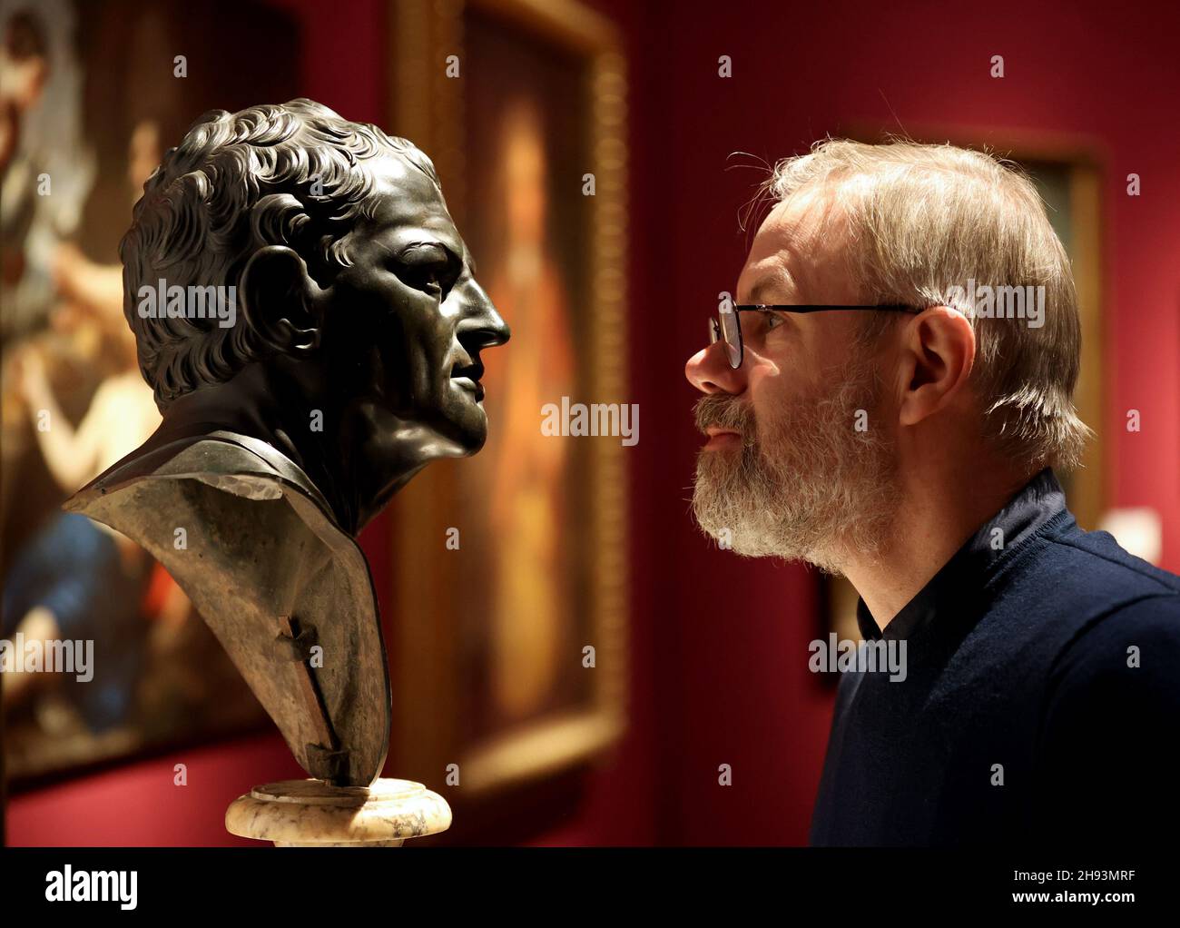 Londres, Royaume-Uni.3 décembre 2021.Un homme voit une œuvre d'art pour vente aux enchères lors d'un aperçu médiatique de la vente aux enchères de la semaine classique de Londres Christie à Londres, Royaume-Uni, le 3 décembre 2021.Christie's London Classic week présente des œuvres d'art de l'antiquité au XXIe siècle, couvrant cinq ventes aux enchères en direct et quatre ventes en ligne uniquement.Crédit : Li Ying/Xinhua/Alay Live News Banque D'Images