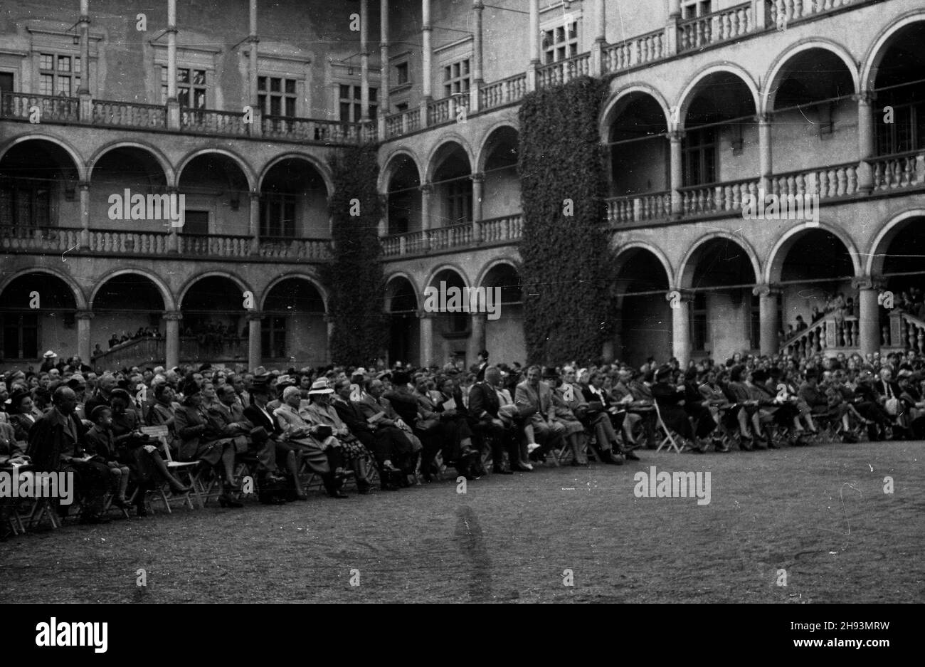 Cracovie, 1947-06-15.DNI Krakowa.publicznoœæ podczas koncertu Krakowskiej Orkiestry Smyczkowej na dziedziñcu Zamku Królewskiego na Wawelu. ps/gr PAPCracovie, le 15 juin 1947.Cracovie.Photo : auditeurs d'un concert de l'orchestre à cordes de Cracovie dans la cour du château royal de Wawel. ps/gr PAP Banque D'Images