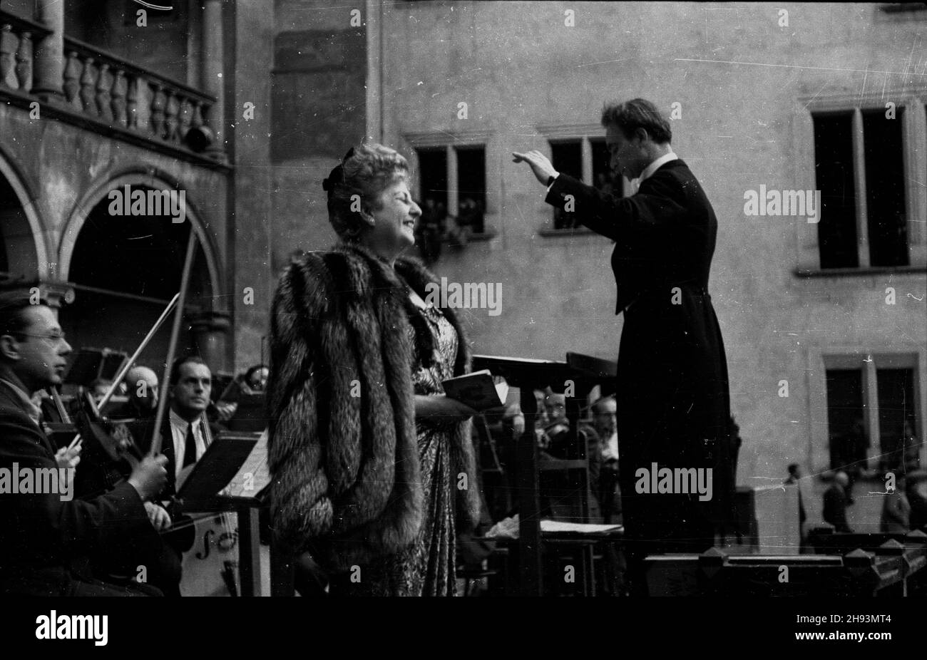 Cracovie, 1947-06-15.DNI Krakowa.NZ. Solistka Ewa Bandrowska-Turska i Krakowska Orkiestra Smyczkowa pod dyrekcj¹ Tadeusza Wilczaka na dziedziñcu Zamku Królewskiego na Wawelu. ps/gr PAPCracovie, le 15 juin 1947.Cracovie.Photo : soliste Ewa Bandrowska-Turska et The Cracovie String Orchestra sous Tadeusz Wilczak en concert dans la cour du château royal de Wawel. ps/gr PAP Banque D'Images