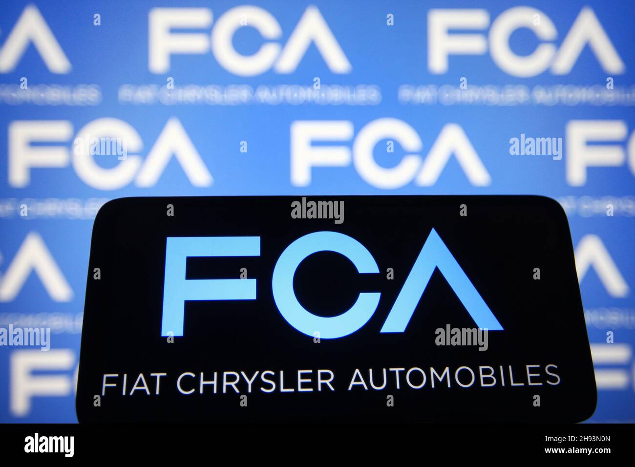 Ukraine.03ème décembre 2021.Sur cette photo, Fiat Chrysler automobiles N.V.(FCA) s'affiche sur un smartphone et un écran d'ordinateur.Crédit : SOPA Images Limited/Alamy Live News Banque D'Images