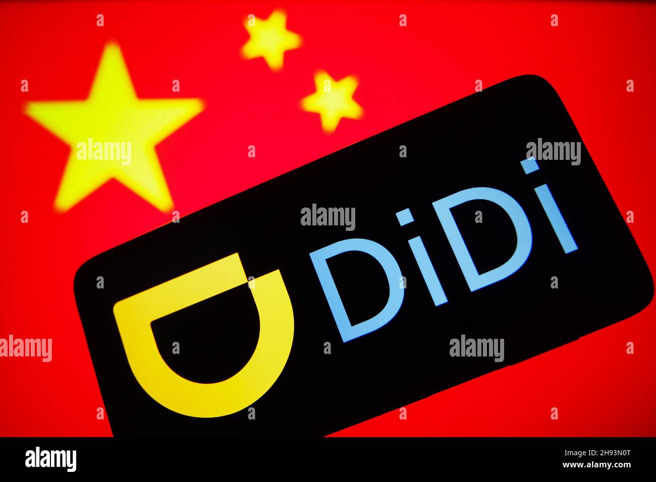 Ukraine.03ème décembre 2021.Dans cette illustration, le logo de Didi Chuxing Technology Co. Est affiché sur l'écran d'un smartphone devant le drapeau de la Chine en arrière-plan.Crédit : SOPA Images Limited/Alamy Live News Banque D'Images