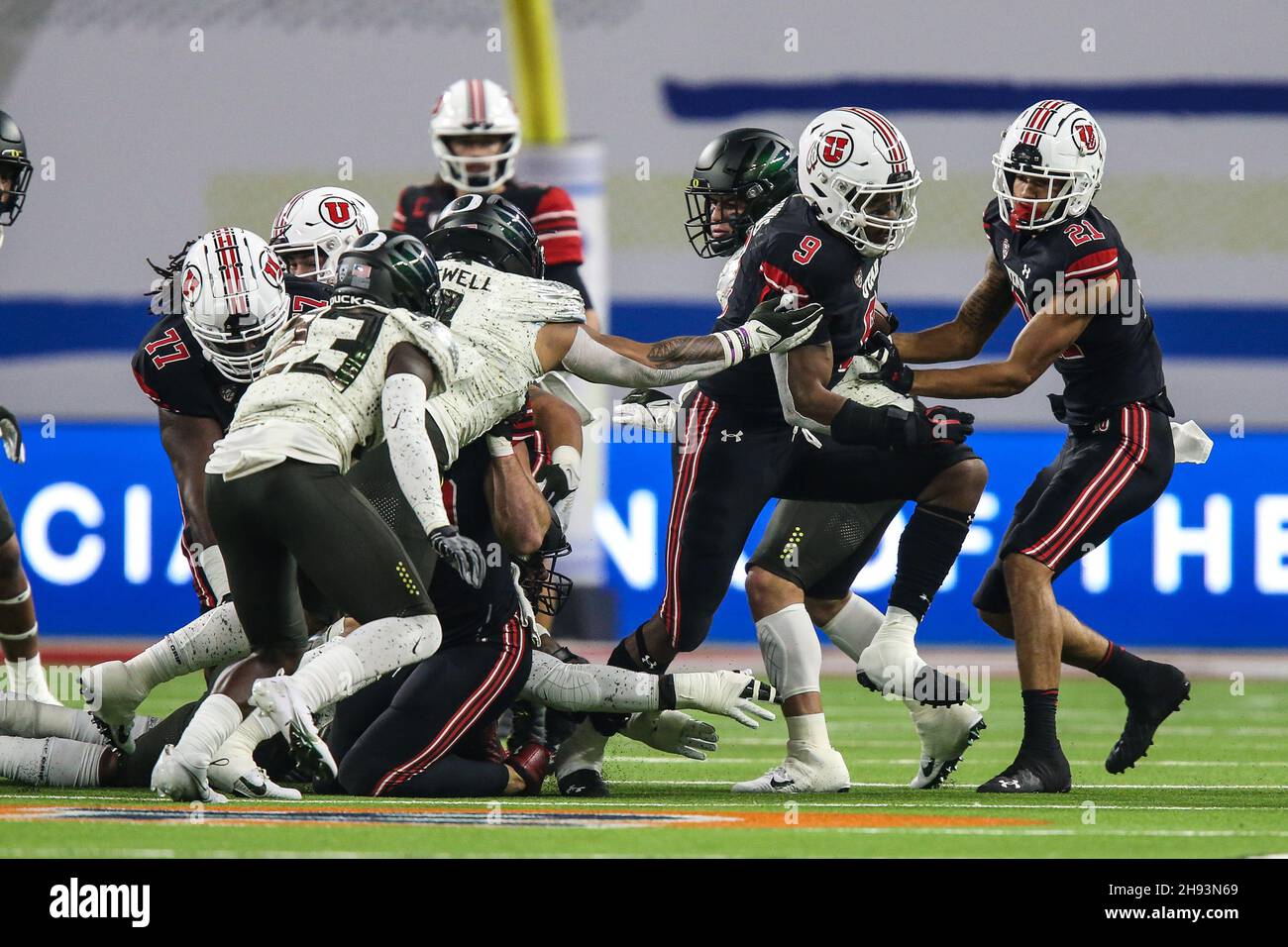 Las Vegas, États-Unis.03ème décembre 2021.03 décembre 2021 : Utah Utes à nouveau Tavion Thomas (9) court avec le ballon lors du championnat de football PAC-12 avec les Oregon Ducks et les Utah Utes au stade Allegiant de Las Vegas, Nevada.Les Utes de l'Utah mènent les Canards de l'Oregon à la mi-temps de 23 à 0.Christopher Trim/CSM Credit: CAL Sport Media/Alay Live News Banque D'Images