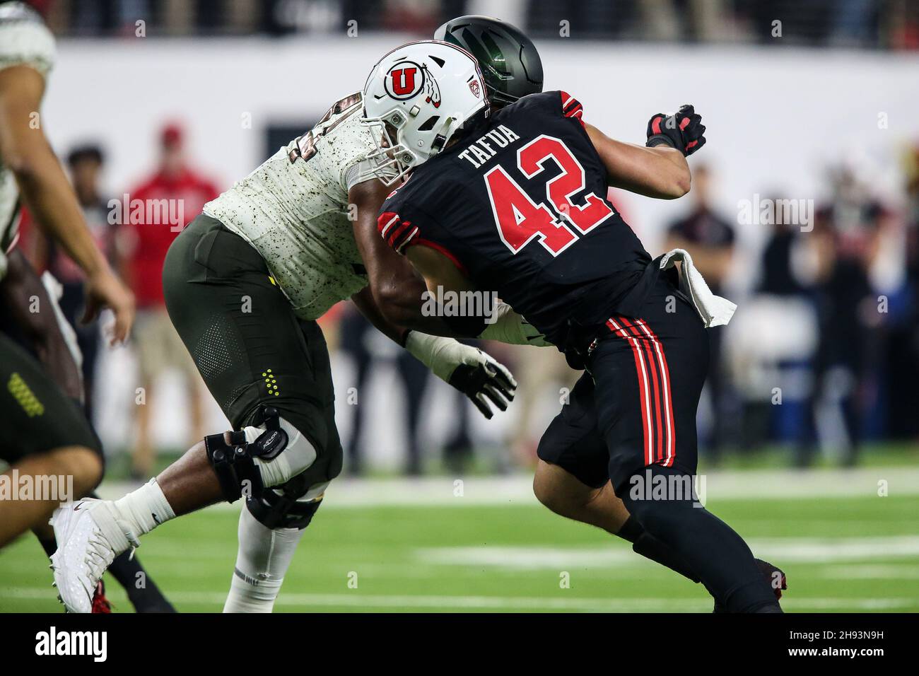 Las Vegas, États-Unis.03ème décembre 2021.03 décembre 2021 : Mika Tafua (42), la défense des Utes de l'Utah, fait rugir le passant lors du championnat de football PAC-12, avec les Ducks de l'Oregon et les Utes de l'Utah au stade Allegiant de Las Vegas, Nevada.Les Utes de l'Utah mènent les Canards de l'Oregon à la mi-temps de 23 à 0.Christopher Trim/CSM Credit: CAL Sport Media/Alay Live News Banque D'Images