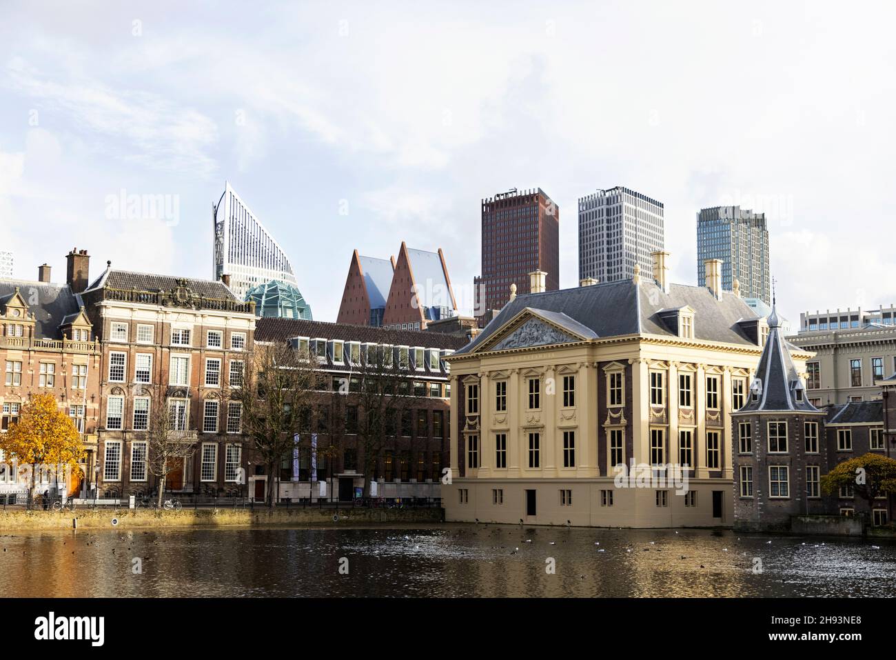 Le musée d'art mauritshuis de la Haye, aux pays-Bas, avec des bâtiments gouvernementaux en arrière-plan. Banque D'Images