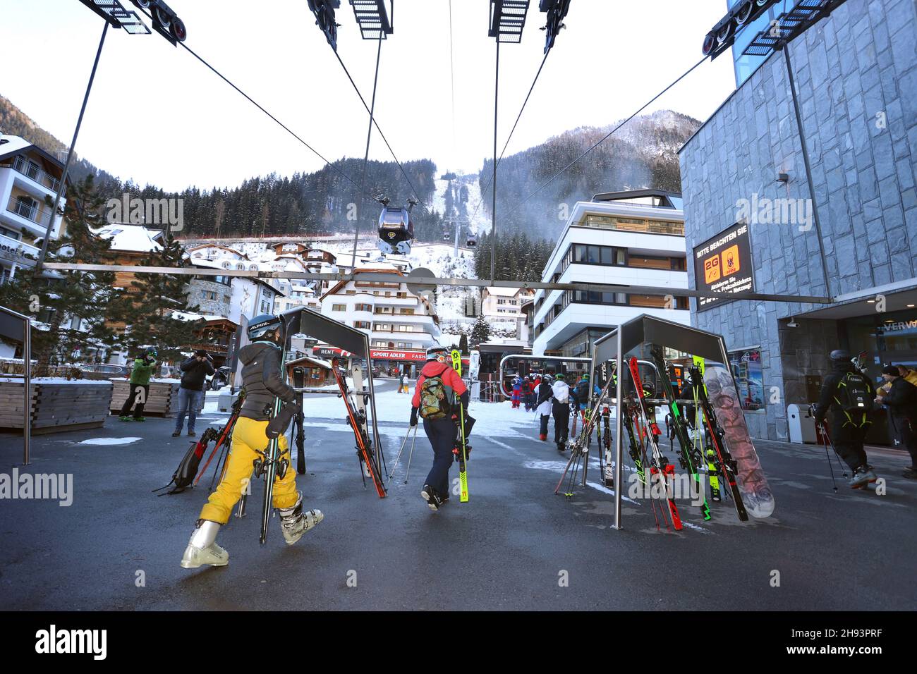 Ischgl, Autriche.03ème décembre 2021.Les amateurs de sports d'hiver se dirigent vers le Silvrettabahn avec leurs skis.Sur 03.12.Ischgl, pendant le confinement en Autriche, a ouvert la saison de ski dans des conditions 2G.Credit: Karl-Josef Hildenbrand/dpa/Alay Live News Banque D'Images
