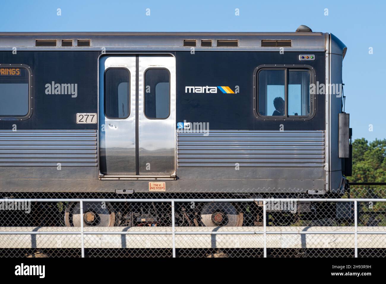 Train rapide MARTA partant de la gare de l'aéroport international Hartsfield-Jackson d'Atlanta en direction du centre-ville d'Atlanta, en Géorgie.(ÉTATS-UNIS) Banque D'Images