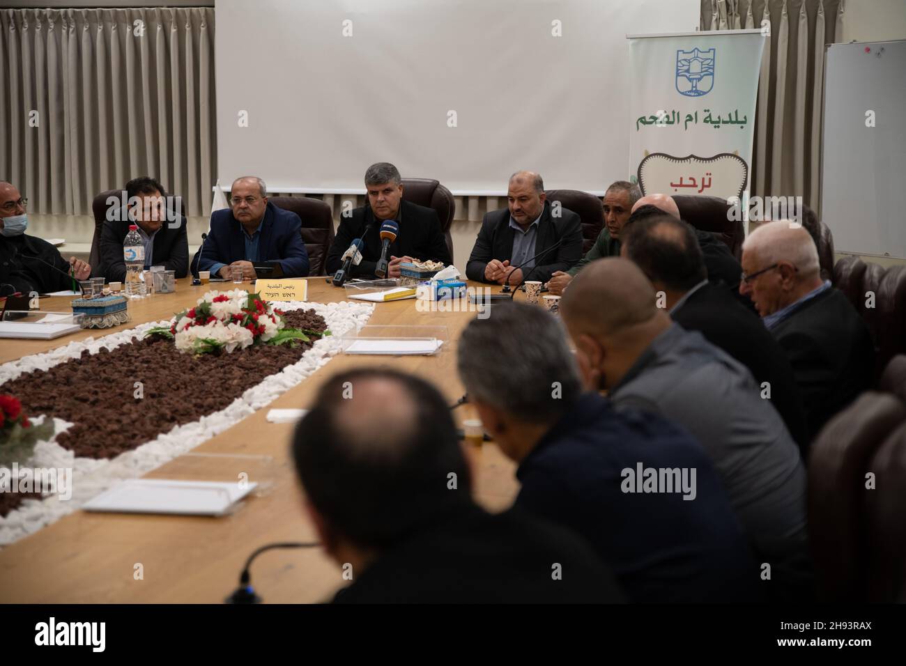 Umm Al-Fahm, Israël.03ème décembre 2021.Mansour Abbas (liste arabe unie / Raám), Ahmad Tibi (liste commune / Ta’al), Ayman Odeh (liste commune / Hadash) et Osama Saadi (liste commune / Ta’al) lors d’une conférence de presse dans la municipalité d’Umm Al-Fahm vendredi soir.Jeudi matin, la victime de 125 2021 victimes de violences et de crimes au sein de la société arabe a été assassinée.Les affrontements entre les deux familles concernées se sont intensifiés, notamment en mettant en place des maisons incendiées et en faisant usage d'armes à feu.Pour cette raison, les forces de police avaient pénétré dans le quartier, utilisant des gaz de taregas pour prendre le contrôle du site.Six ont été arrêtés.Le vendredi mois Banque D'Images