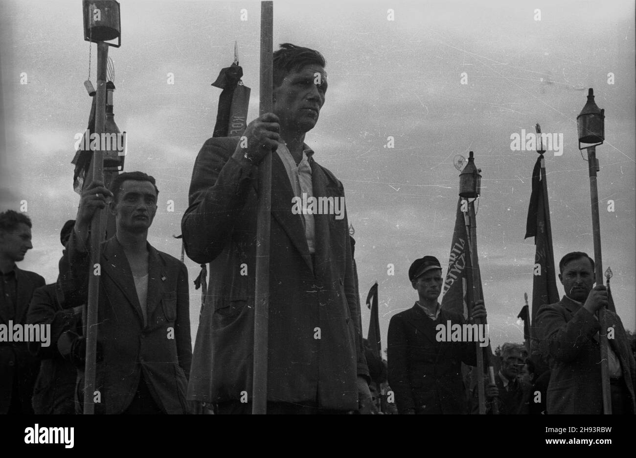 Varsovie 1947 06 21 Siodma Rocznica œmierci Mieczys Awa Niedzia Kowskiego Dzia Acza Polskiej Partii Socjalistycznej Pps Zamordowanego Przez Hitlerowcow W Palmirach Ods Oniecie P Yty Pami Tkowej Na Cmentarzu Nz Cz Onkowie Pps Z Lampionami Trzymaj