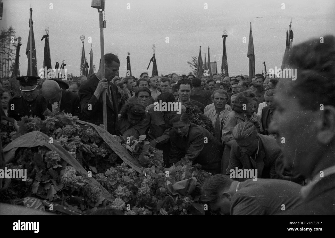 Varsovie 1947 06 21 Siodma Rocznica œmierci Mieczys Awa Niedzia Kowskiego Dzia Acza Polskiej Partii Socjalistycznej Pps Zamordowanego Przez Hitlerowcow W Palmirach Ods Oniecie P Yty Pami Tkowej Na Cmentarzu Nz Sk Adanie Wiencow Ps Ms Papvarsovie