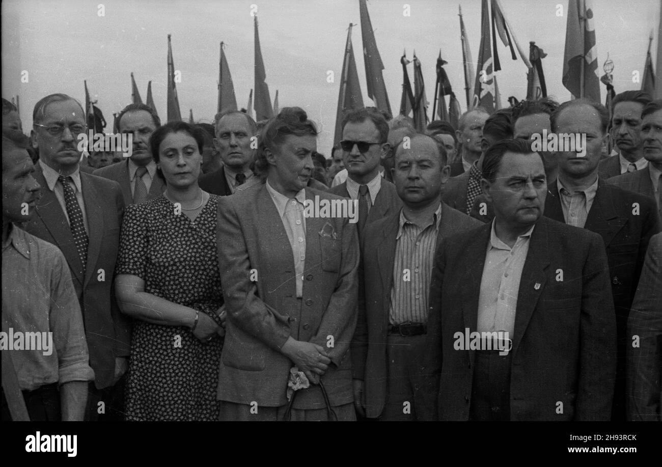 Varsovie 1947 06 21 Siodma Rocznica œmierci Mieczys Awa Niedzia Kowskiego Dzia Acza Polskiej Partii Socjalistycznej Pps Zamordowanego Przez Hitlerowcow W Palmirach Ods Oniecie P Yty Pami Tkowej Na Cmentarzu Nz Uczestnicy Uroczystoœci W Pierwszym