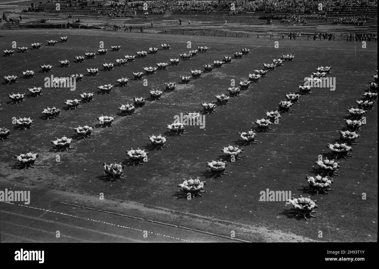 Varsovie, 1947-06-22.Œwiêto Wychowania Fizycznego i Przysposobienia Wojskowego na stadionie Legii przy ul.£20,90 €.NZ. Pokazy m³odzie¿owych zespo³ów gimnastycznych. ps/gr PAPVarsovie, le 22 juin 1947.Journée d'éducation physique et de préparation militaire au stade Legia, rue Lazienkowska.Photo : spectacle d'équipe de gymnastique chez les jeunes. ps/gr PAP Banque D'Images