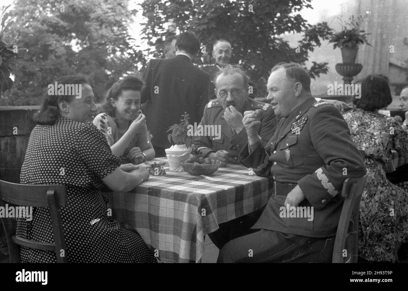 Varsovie, 1947-06-22.Przyjêcie u premiera Józefa Cyrankiewicza wydane dla degaracji Komitetu Ogólnos³owiañskiego W ogrodach pa³acu Namiestnikowskiego (siedziba Rady Ministrów) przy Krakowskim Przedmieœciu.NZ. m.in. genera³owie Stanis³aw Zawadzki (P), Franciszek JóŸwiak (2P). ps/gr PAPVarsovie, le 22 juin 1947.Une réception à PM Jozef Cyrankiewicz pour la délégation du Comité panslave dans les jardins de la place Namiestnikowski (siège du Conseil des ministres) Krakonowskie Przedmiescie Street.En photo : les généraux Stanislaw Zawadzki (de droite) et Franciszek Jozwiak Banque D'Images