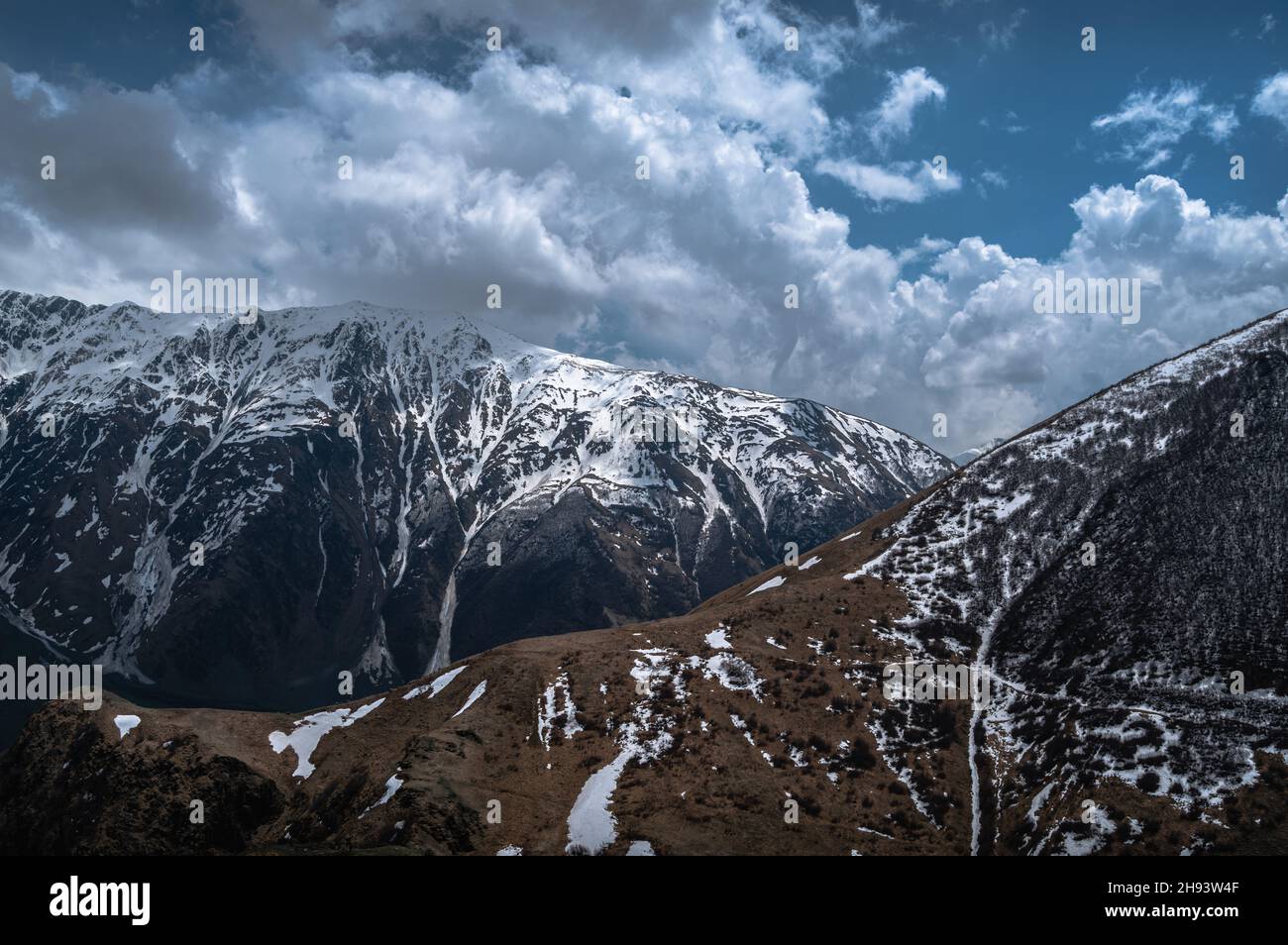 Vue panoramique sur les montagnes du Grand Caucase contre un ciel nuageux.Stepantsminda (Kazbegi), région de Mtskheta-Mtianeti, Géorgie. Banque D'Images