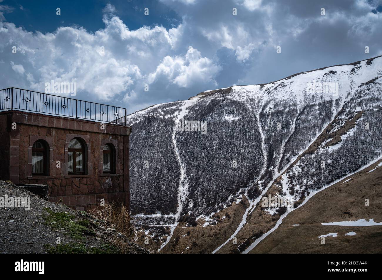 Vue panoramique sur les glaciers dans le townlet de Stepantsminda (Kazbegi).Région de Mtskheta-Mtianeti, Géorgie. Banque D'Images
