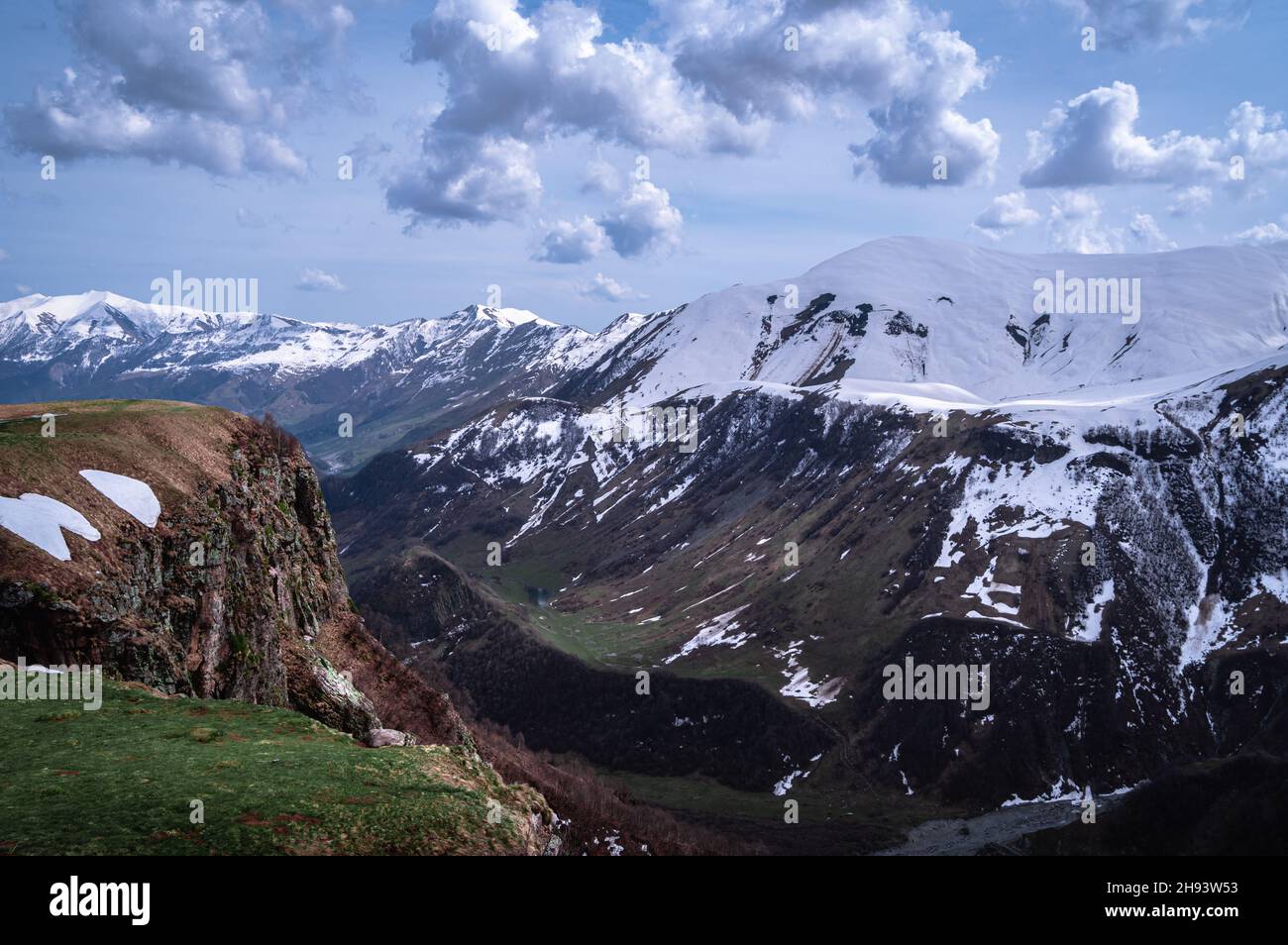 Paysage pittoresque des montagnes du Grand Caucase contre ciel nuageux.Stepantsminda (Kazbegi), région de Mtskheta-Mtianeti, Géorgie. Banque D'Images