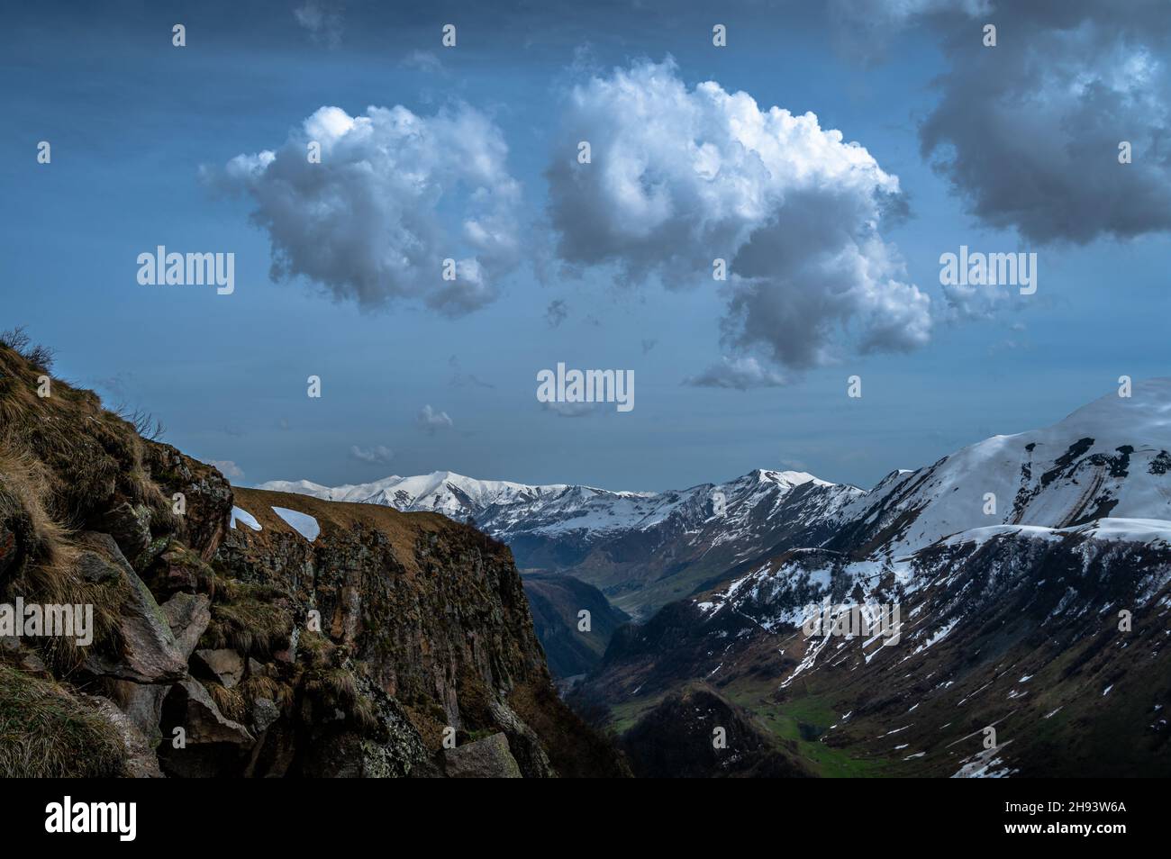 Vue pittoresque de la chaîne de montagnes du Grand Caucase contre un ciel nuageux.Stepantsminda (Kazbegi), région de Mtskheta-Mtianeti, Géorgie. Banque D'Images