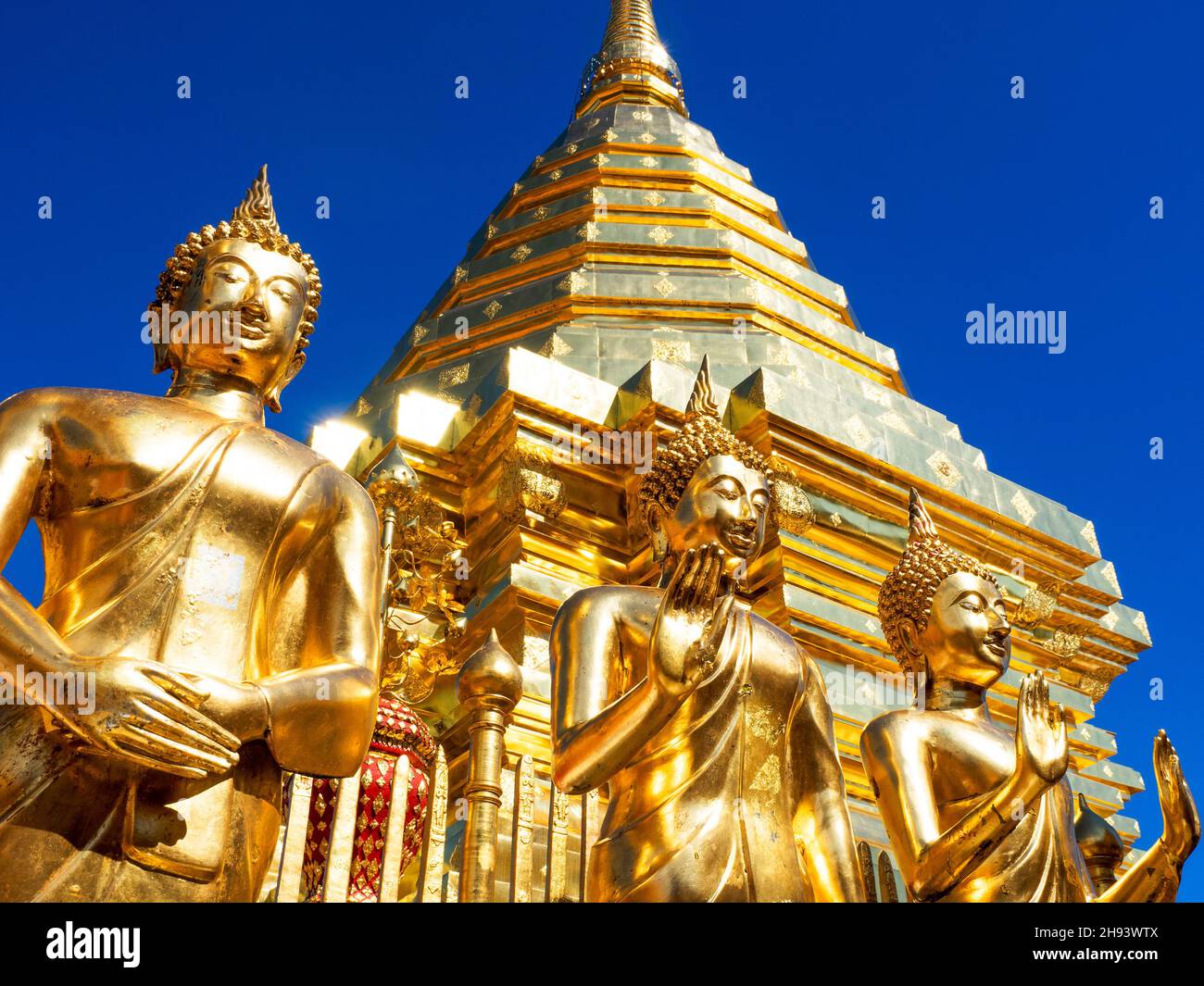golden Buddhas, Wat Phra That Doi Suthep, Chiang Mai, Thaïlande, Asie Banque D'Images