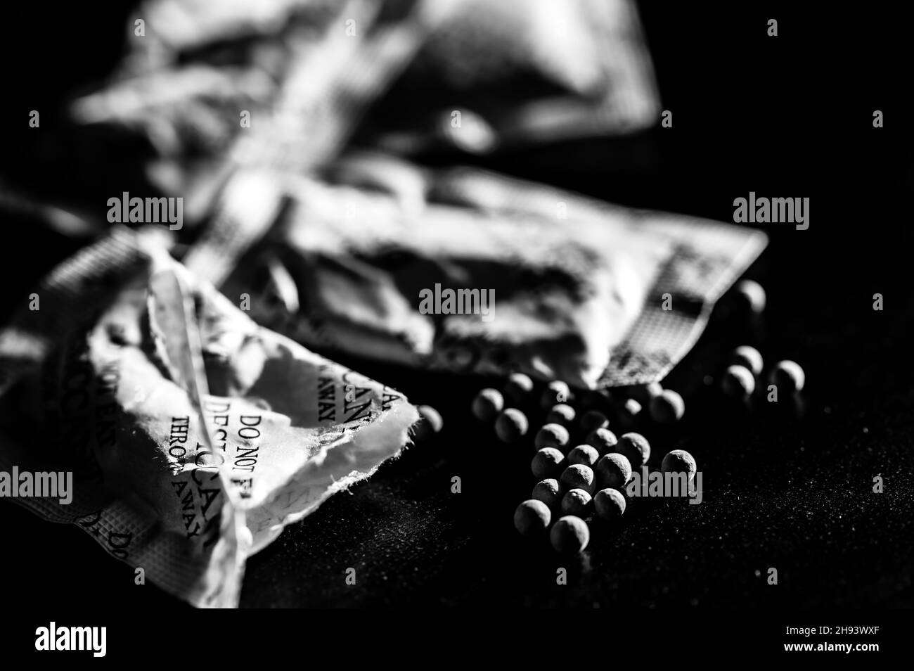 sachets de dessiccant dispersés sur une surface sombre Banque D'Images