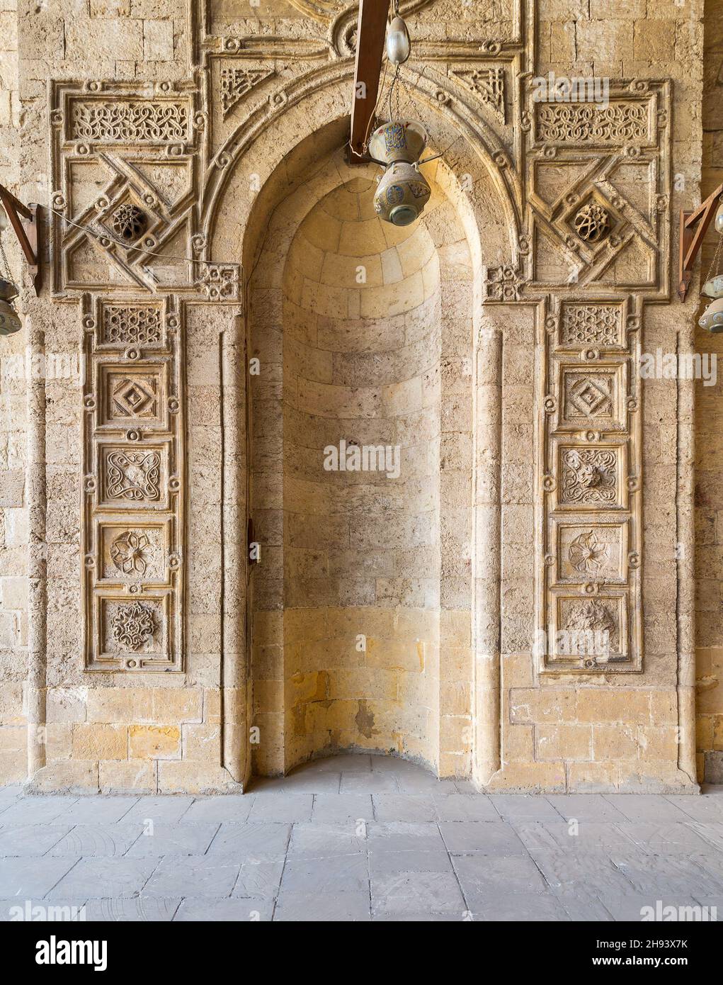 Mur en pierre gravé décoré avec niche intégrée dans la mosquée publique historique de l'époque Mamluk du Sultan al Muayyad, le Caire, Égypte Banque D'Images