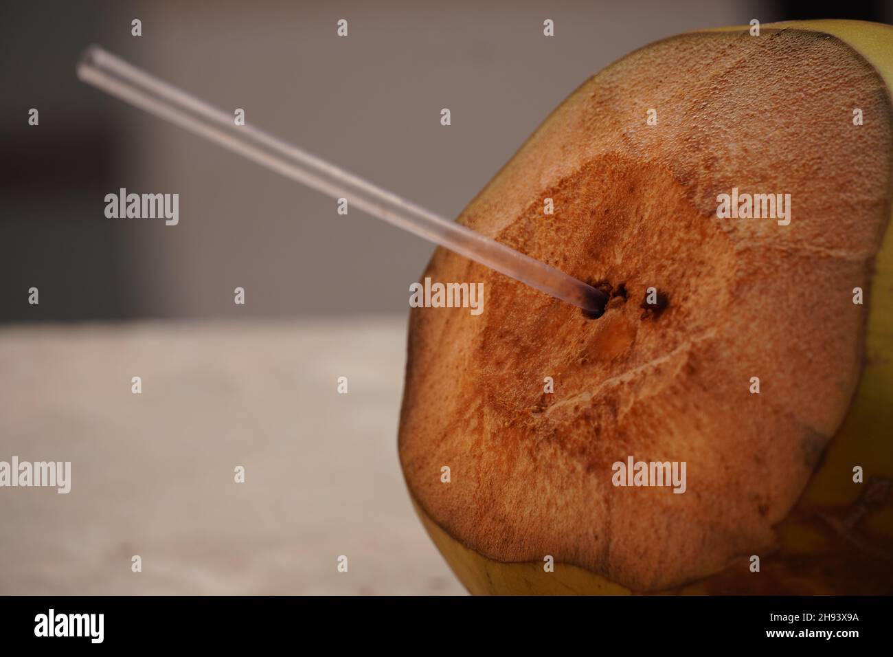 gros plan des images de paille d'eau de noix de coco verte Banque D'Images