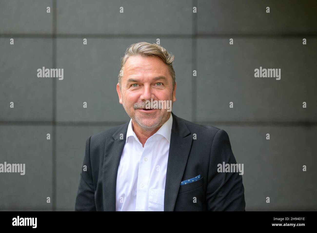 Vue latérale d'un bel homme d'âge moyen qui fait un visage amusant Banque D'Images