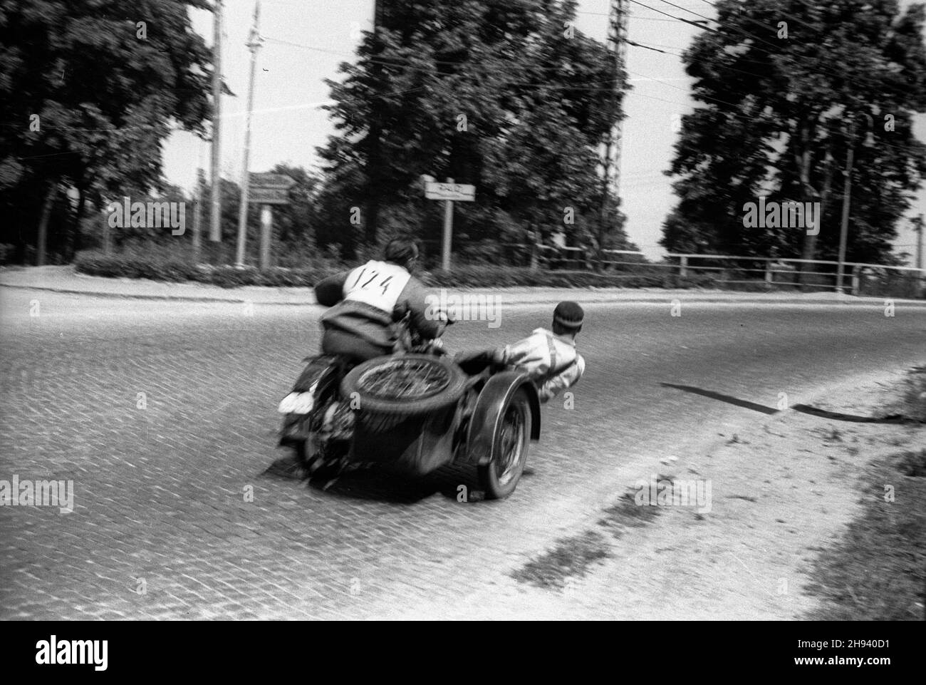 Gdañsk, 1947-06-29.Gdañsk-Gdynia z okazji Œwiêta Morza.NZ. Motocykl z przyczep¹ na trasie rajdu. po/ms PAPGdansk, 29 juin 1947.Le rallye moteur Gdansk-Gdynia en relation avec les jours de la mer.Photo : une moto avec un side-car sur la route. po/ms PAP Banque D'Images