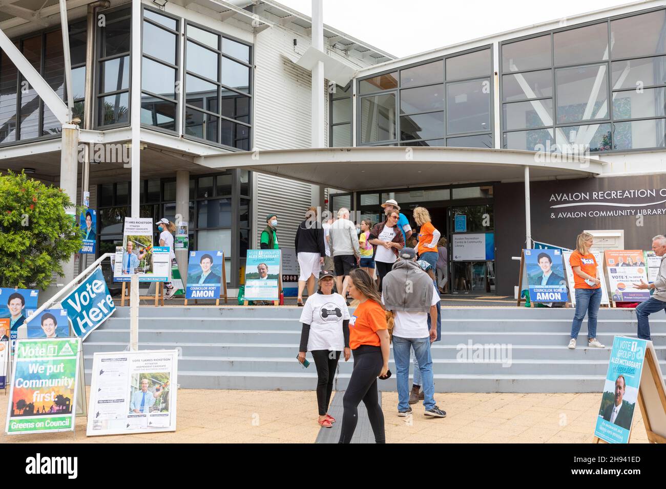 Élections du conseil de la Nouvelle-Galles du Sud , centre de vote du Conseil des plages du Nord pittwater le 4 décembre 21, alors que les électeurs votent, Sydney Banque D'Images