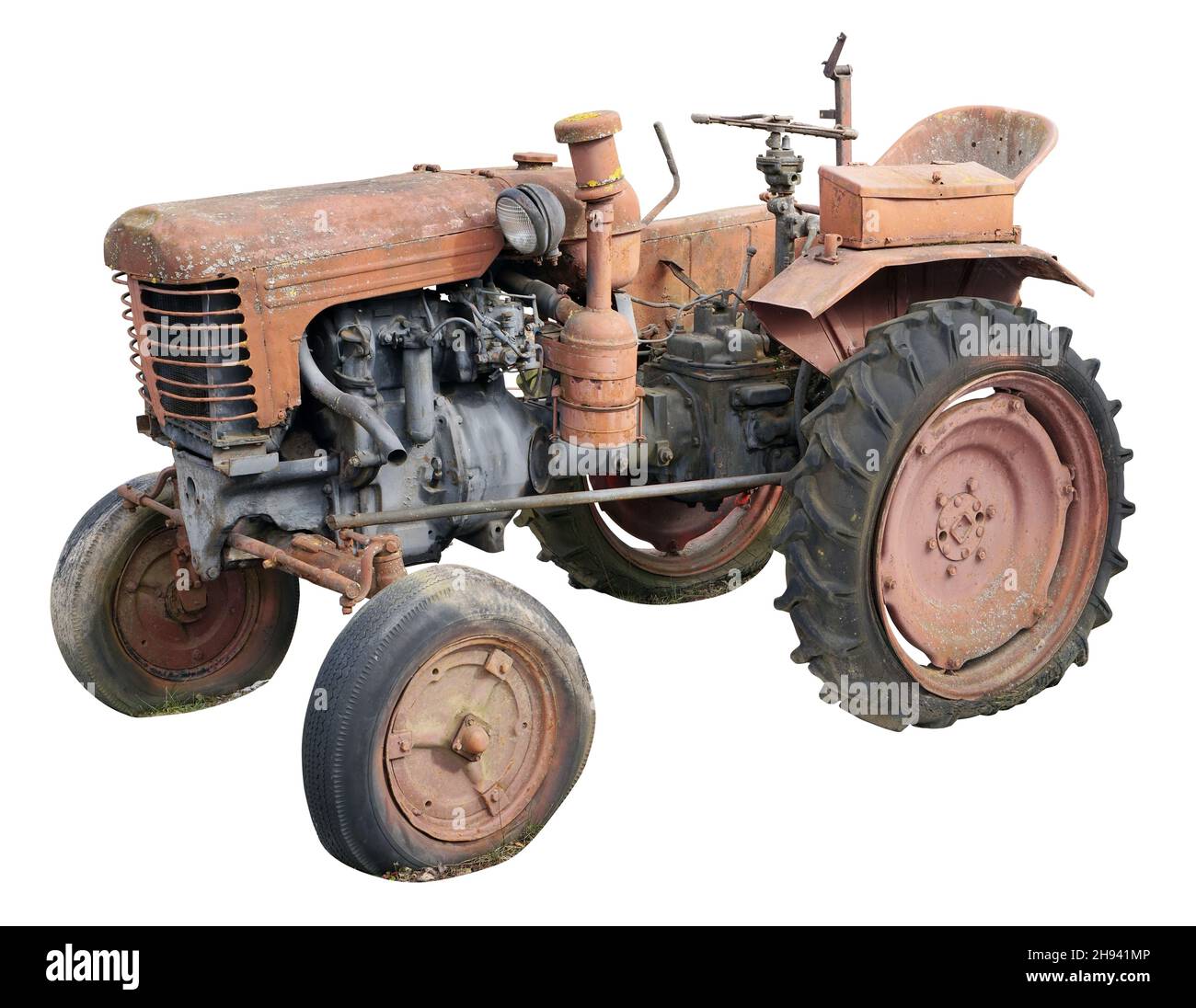 Petit tracteur rétro rouillé.L'équipement en acier est fabriqué il y a plus de 80 ans.Production de masse.Isolé sur blanc Banque D'Images