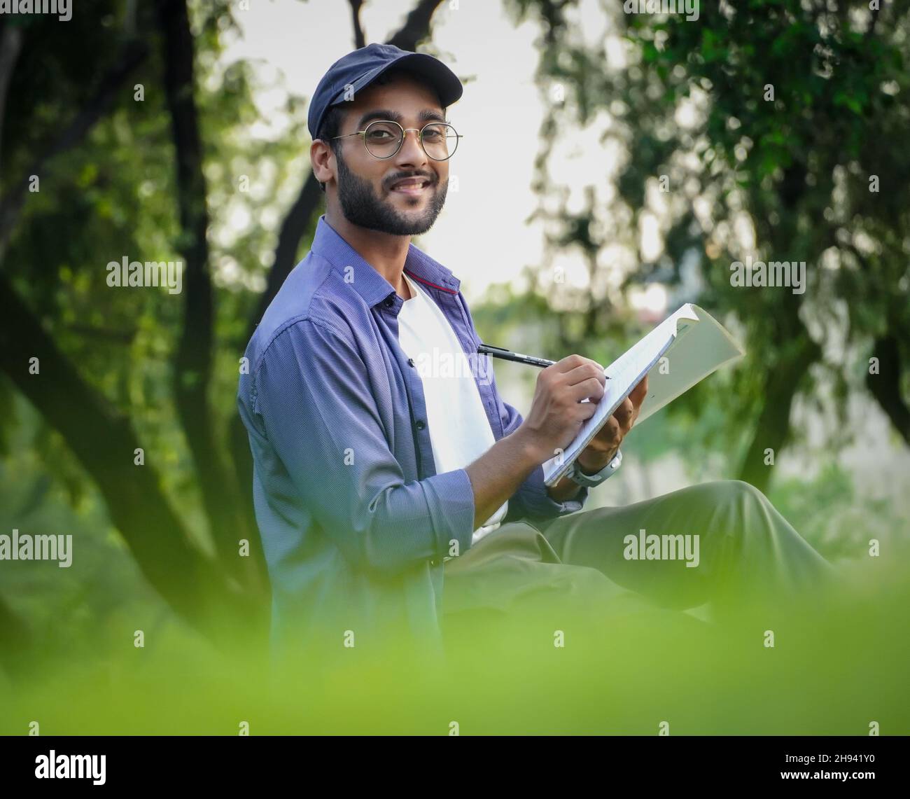 un étudiant écrit avec une image de livre Banque D'Images