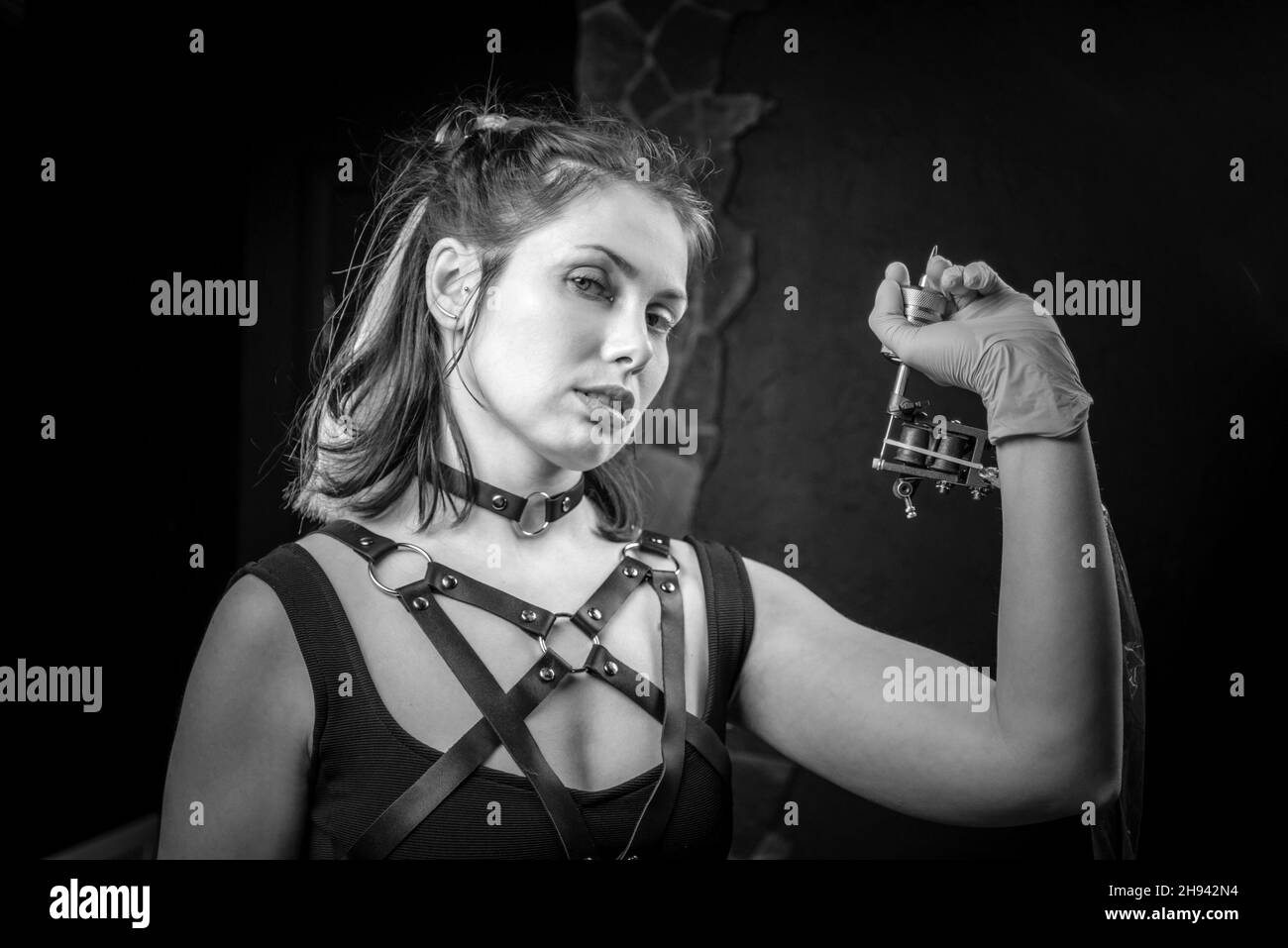 Tatouage spécialiste et une machine de tatouage dans le studio de tatouage Banque D'Images