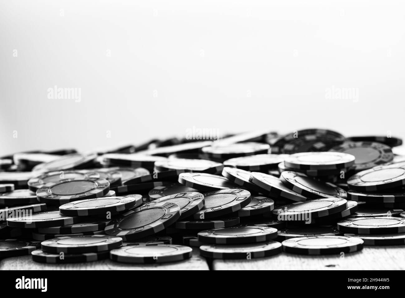 Des jetons de poker sur table en bois et fond blanc. Concept de casino pour les entreprises, risque, chance, bonne chance ou d'argent Banque D'Images
