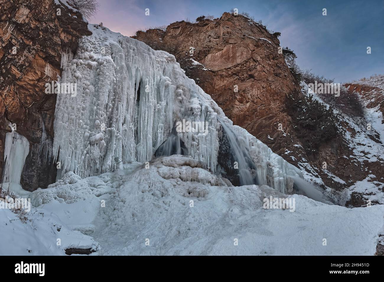 La plus haute cascade d'Arménie en hiver, complètement gelée à un conte de fées, la chute d'eau de Trchkan Banque D'Images