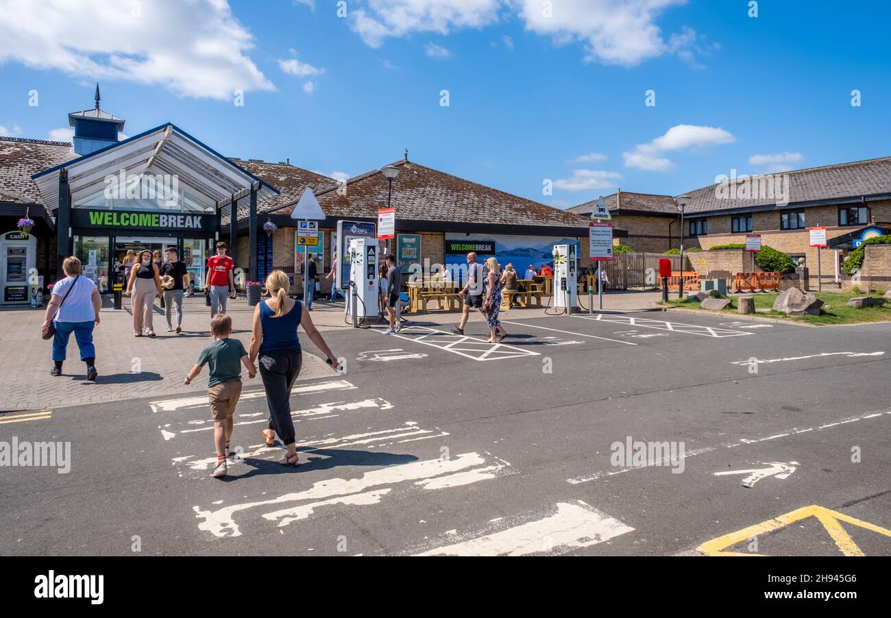 Abington, Écosse - 25 juillet 2021: Les gens entrent dans la pause de bienvenue à Abington Services en Écosse, pendant l'été Banque D'Images