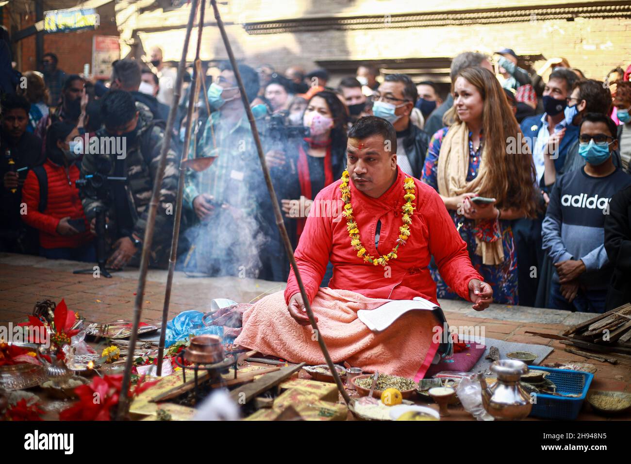 Lalitpur, Bagmati, Népal.4 décembre 2021.L'idole volée de la déité hindoue Laxmi-Narayan a été réinstallée dans le temple d'où elle a été volée il y a des décennies.L'artefact, daté entre le XIIe et le XVe siècles, est l'idole de bronze de Laxmi-Narayana (également connu sous le nom de Vasudeva-Kamalaja).La statue a été adorée à Patan jusqu'à ce qu'elle disparaisse en 1984.Le côté droit de la divinité composite rare est mâle, représentant Narayana, et le côté gauche est femelle, représentant Laxmi.Six ans après sa disparition, la statue a été vendue aux enchères et ensuite prêtée au Musée d'Art de Dallas deux ans a Banque D'Images