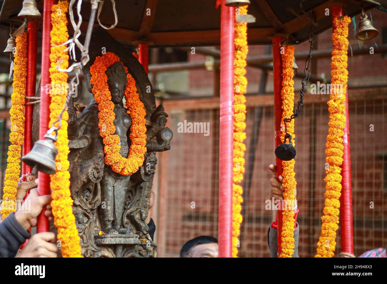 Lalitpur, Bagmati, Népal.4 décembre 2021.L'idole volée de la déité hindoue Laxmi-Narayan a été réinstallée dans le temple d'où elle a été volée il y a des décennies.L'artefact, daté entre le XIIe et le XVe siècles, est l'idole de bronze de Laxmi-Narayana (également connu sous le nom de Vasudeva-Kamalaja).La statue a été adorée à Patan jusqu'à ce qu'elle disparaisse en 1984.Le côté droit de la divinité composite rare est mâle, représentant Narayana, et le côté gauche est femelle, représentant Laxmi.Six ans après sa disparition, la statue a été vendue aux enchères et ensuite prêtée au Musée d'Art de Dallas deux ans a Banque D'Images