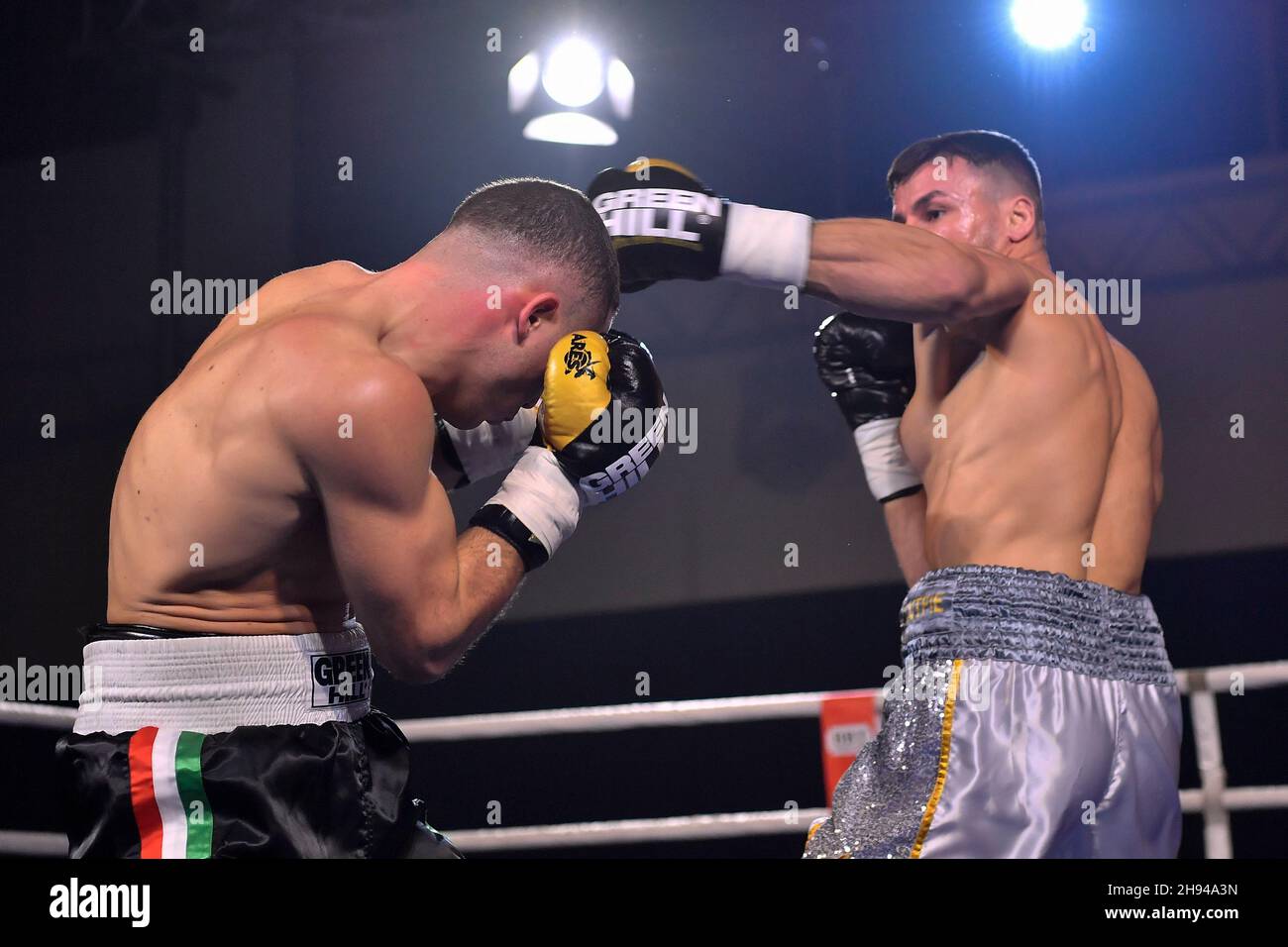 Rome, Italie.3 décembre 2021.Pietro 'The Butcher' Rossetti (ITA) vs Aleksander Kallashi (DEU) pendant le titre International Welterweight à Palasport Aurelio Santoro.(Credit image: © Domenico Cippitelli/Pacific Press via ZUMA Press Wire) Credit: ZUMA Press, Inc./Alay Live News Banque D'Images