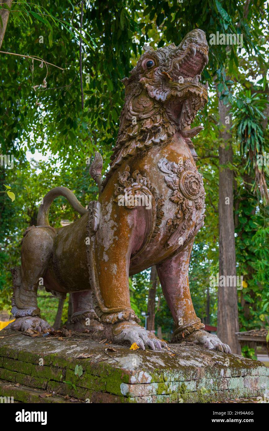 Sculpture de dragon antique sur les ruines du temple bouddhiste Wat Phrathat Chedi Luang.Chiang Saen, Thaïlande Banque D'Images