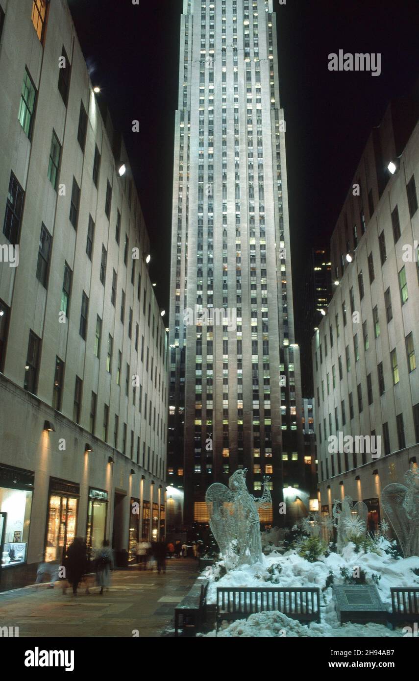 MANHATAN-NOCTURNA CENTRO ROCKEFELLER NEVADO 1996.Emplacement: ROCKEFELLER CENTER.NEW YORK. Banque D'Images