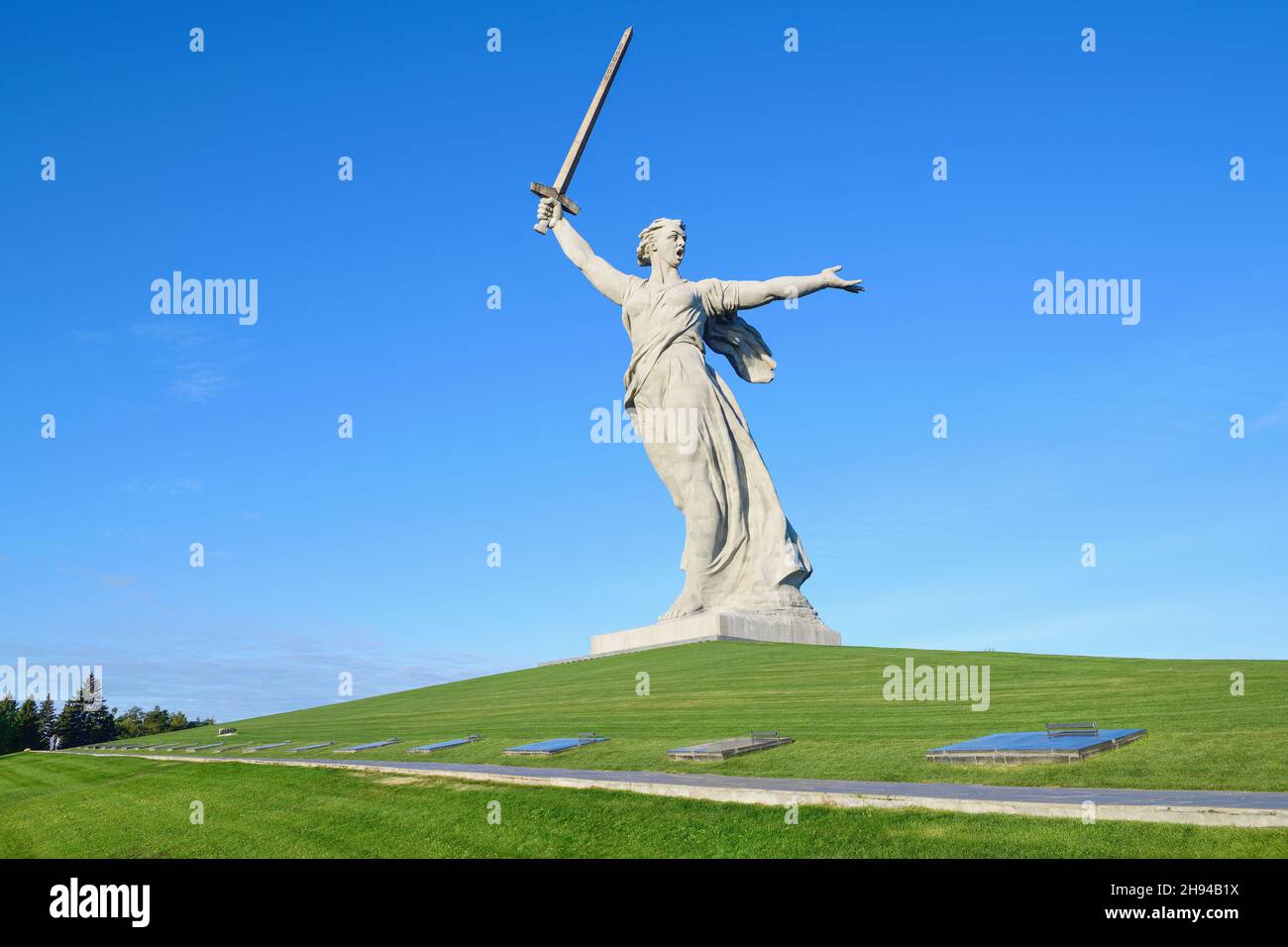 VOLGOGRAD, RUSSIE - 19 SEPTEMBRE 2021 : sculpture « la mère patrie appelle ! »Sur Mamaev Kurgan par une journée ensoleillée Banque D'Images VOLGOGRAD, RUSSIE - 19 SEPTEMBRE 2021 : sculpture « la mère patrie appelle ! »Sur Mamaev Kurgan par une journée ensoleillée Banque D'Images