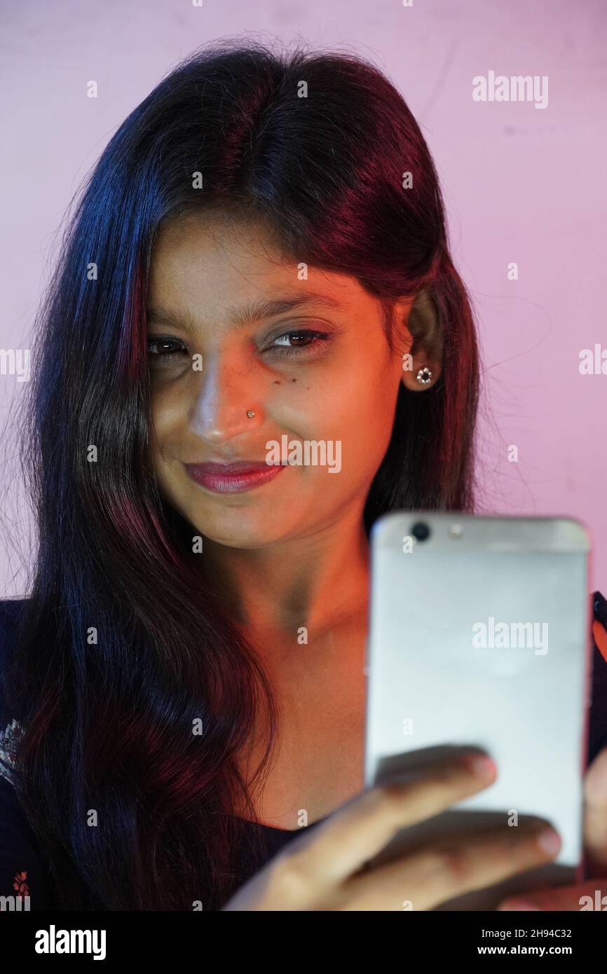 une fille asiatique prenant le selfie Banque D'Images